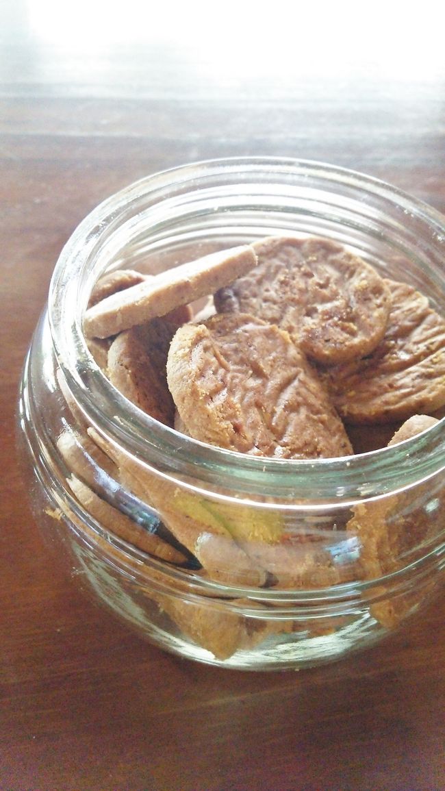 早速頂きます。<br />サクサク軽い歯ざわりで<br />どんどん食べてしまいます。<br /><br />カユマニスという意味はシナモンという事らしい<br />シナモンクッキーね