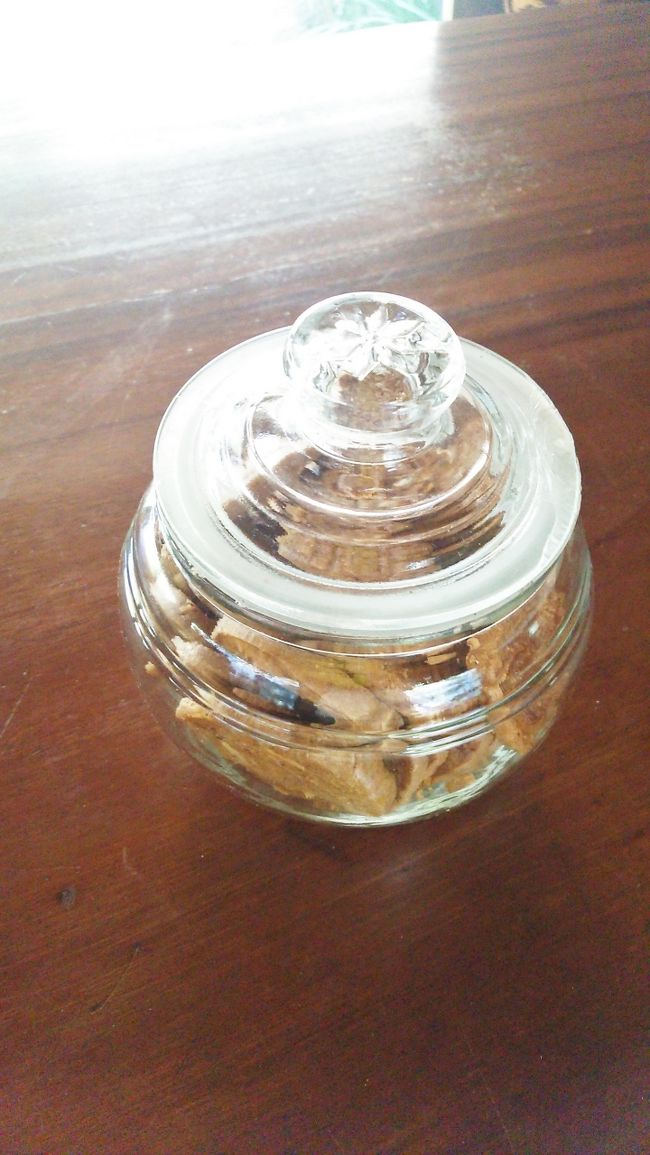 テーブルの上にある<br />噂のカユマニスクッキー<br /><br />これは食べても食べても無くなる事なく補充されるという<br />魔法のクッキーポット。