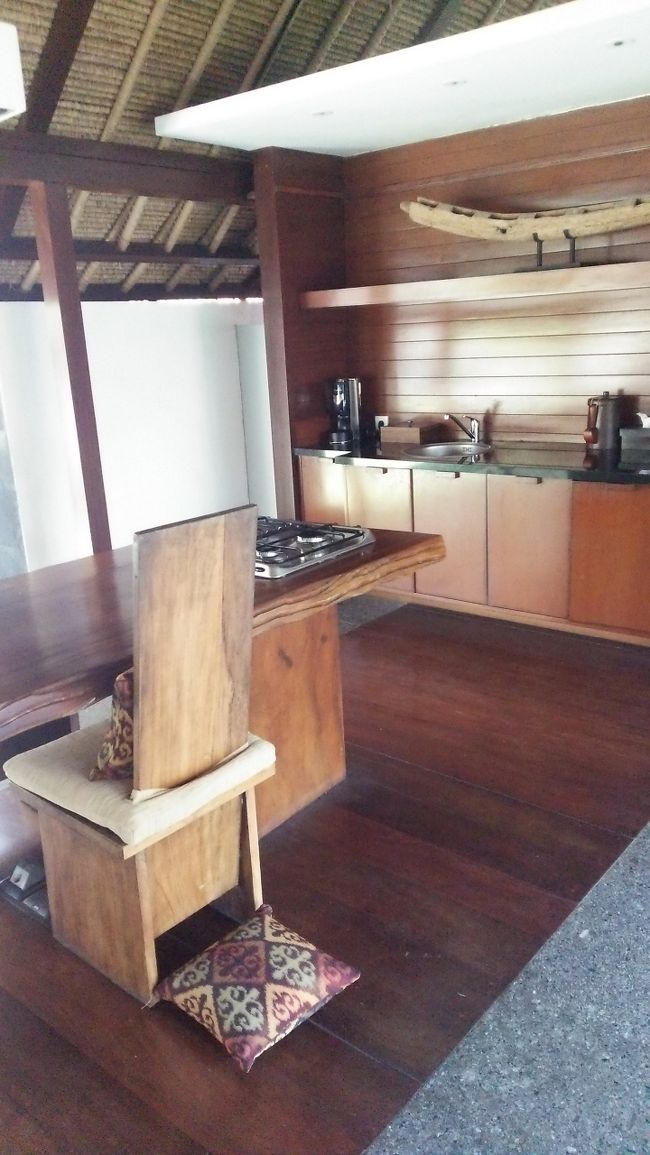 テーブルの前には　キッチンが。<br />コーヒーマシーンに<br />お皿　カップ　カトラリー類全て揃っています。