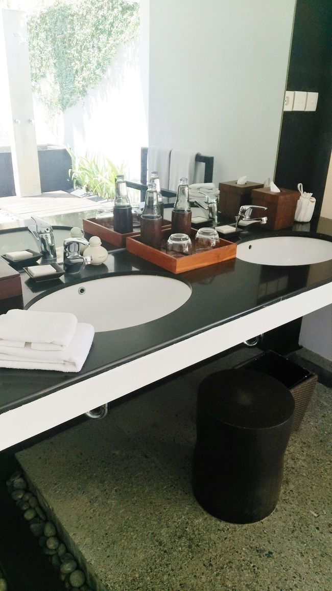 ベッドルームを抜けると<br />バスルームエリアです<br /><br />ココの開放感たるや。<br />今まで一番気に入った　バスルーム<br /><br />歯磨き用のお水も毎日２本用意されます<br />水道水が不安な人も安心。