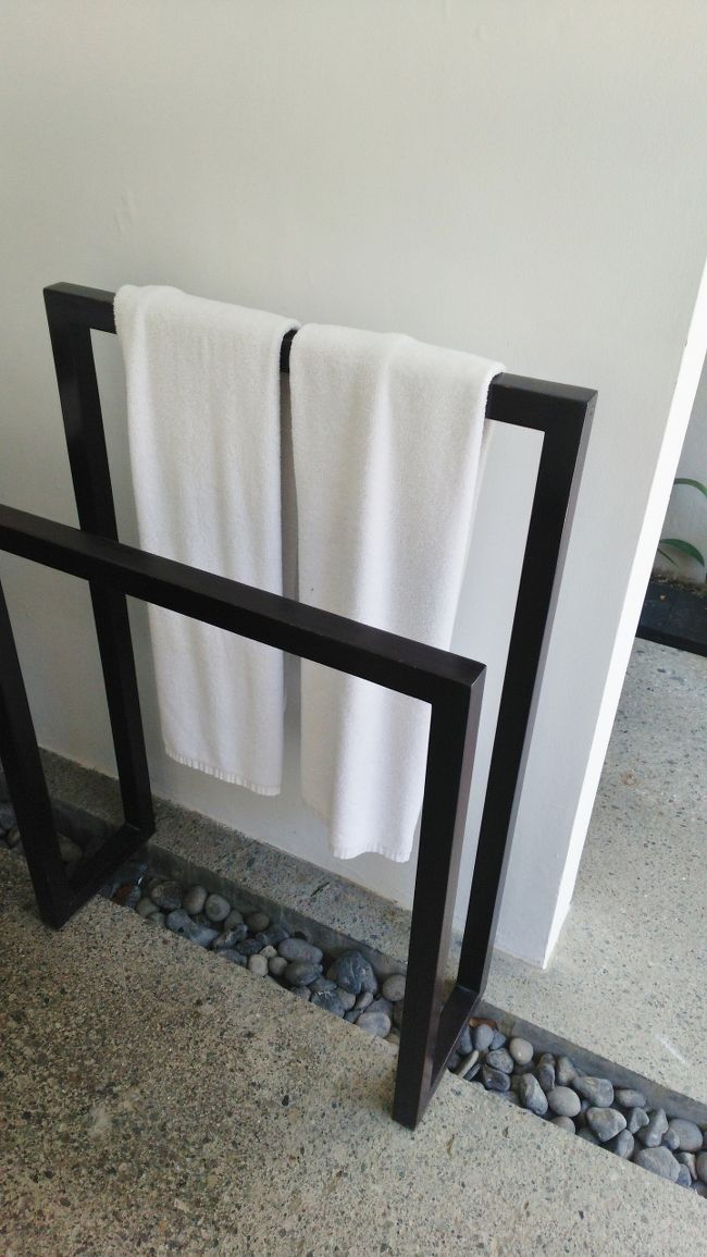 タオルラックは　ウッディな感じ。<br />バスルームは　完全外なので<br /><br />直ぐに乾いちゃいます