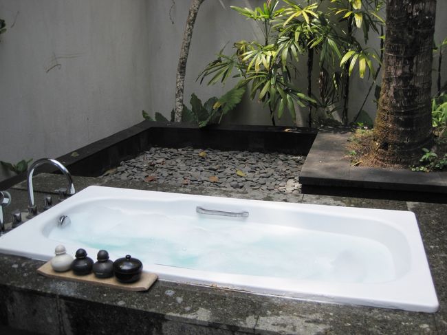 泡風呂の完成。<br />強い日差しの下での暖かいお風呂は<br />忘れられない思い出。