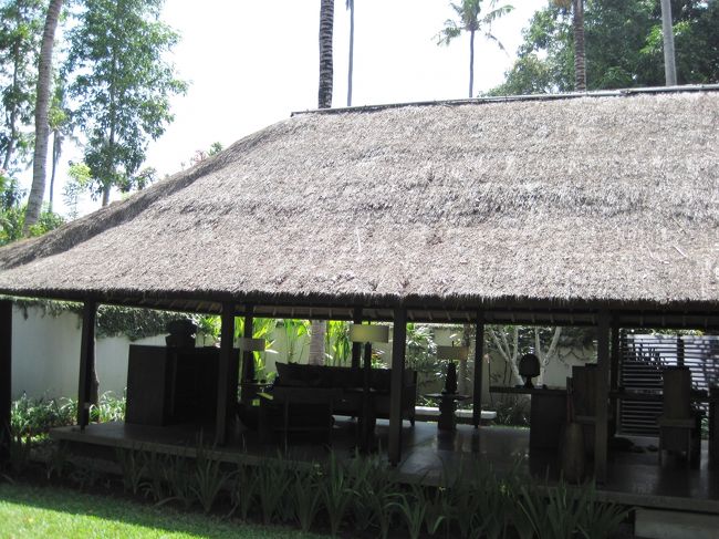 萱葺き屋根の　オープンスタイルヴィラ。<br />リビングは壁も窓も無し。