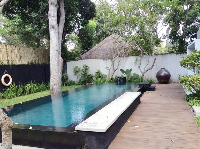 まず　目に入るのは　大きなプール。<br />コレが　ヴィラのプライベートプール。