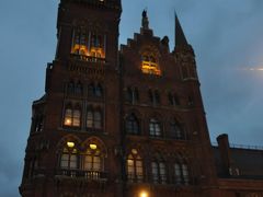 今日の旅の出発点は空港ではなく、駅。キングスクロスのお隣、セントパンクラス・インターナショナル。
ハリポタではロンが無免許運転で車を運転しましたね(笑)