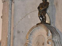 ブリュッセル来たらまずはここ来るでしょ！小便小僧。この少年、小便で爆弾の灯を消してしまったという逸話から建てられた銅像というのをトリビアで昔聞いたことがありますが、それにしてはあまりにも無邪気すぎませんか笑顔が?　むしろ最古なんじゃないかと思うくらいの笑顔でほっこりしてしまいます。