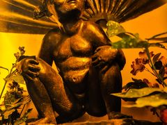 そのまま飲み屋街を進み、酔っ払いでごった返す小路の一番奥に、奴はいました。小僧より恥ずかしそうに、控えめに、だが気持ちよさそうに。(;'∀')