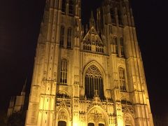 大きな通りを気ままに進んでいくとサンミッシェル大聖堂が。ここで懺悔でもしてやりたいくらいの荘厳さ。