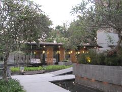 カユマニスヌサドゥアへは
カユマニスジンバランからの送迎付きです

レセプションからビーチを目指します。