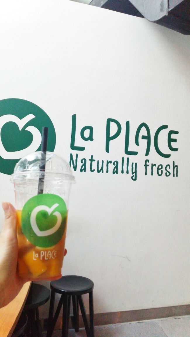 どうにもこのロゴが気に入ったようです。<br />ロゴと ドリンクをパチリ。<br /><br />グリーンとオレンジの相性が良い良いっ?