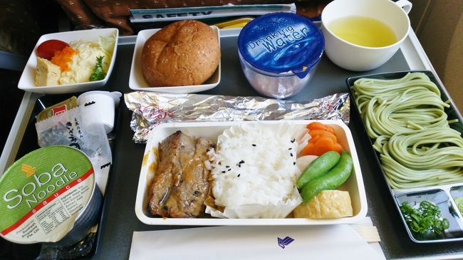 機内食はお蕎麦が付いて来ました。<br />いつもメインは食べたい物をナントナク食べますが<br />お蕎麦だけはしっかり頂きます。