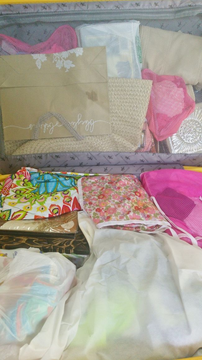 スーツケースもパンパン。<br />お土産みんな待っていてね。<br /><br />持って帰っても使わないのは分かっていますが<br />ブルーグルーの可愛い紙袋も日本に連れて帰ります。<br />捨てればいいのにね。。。<br />