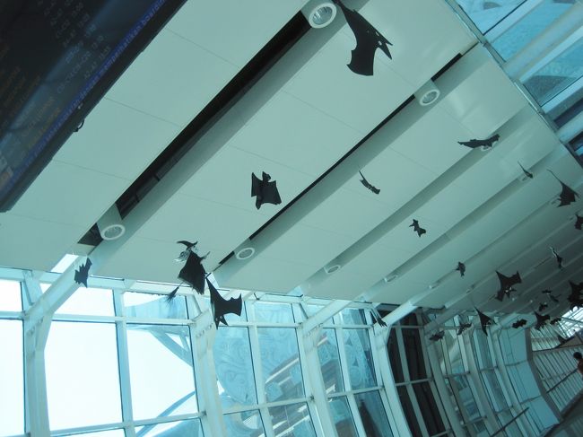ングラライ国際空港に到着しました。<br />ハロウィン時期だったので<br /><br />空港もハロウィンの飾り付けが。