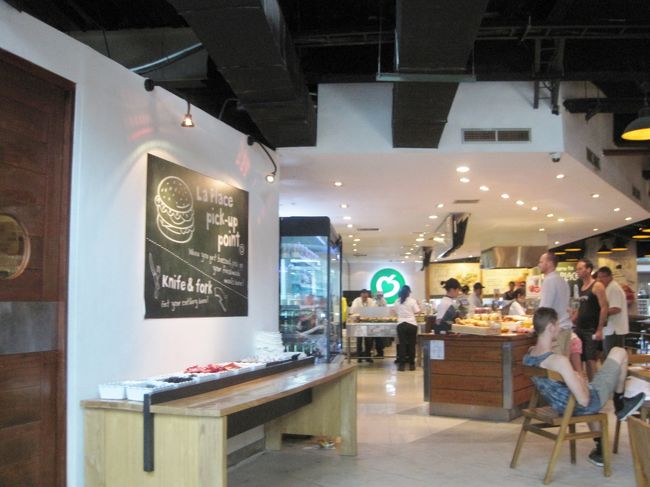 バリ空港、本当にキレイになったなあ。<br />個別のレストランもありますが<br />フードコートのようなところもあります。