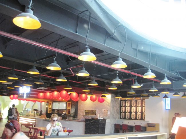 空港には早めに到着しました。<br />他の方はティータイム。<br /><br />私も真似してティータイムにしようっと。<br />何にしようかな。