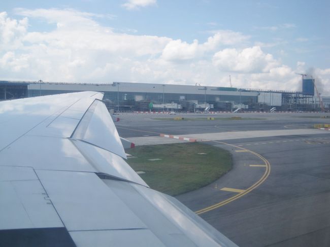 そうこうしているウチに<br />シンガポール チャンギ空港に到着。<br /><br />よーしっ 乗り換え乗り換えっ?<br />何たべよっかな。それが楽しみだったりします