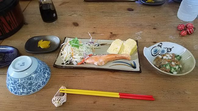 ８時になり朝食です<br /><br />撮影後　他のお客さんから　卵焼きの乗ったおかずをもう一皿いただきました、余らすのも失礼なのですべていただきました。なのでおなかが苦しい。