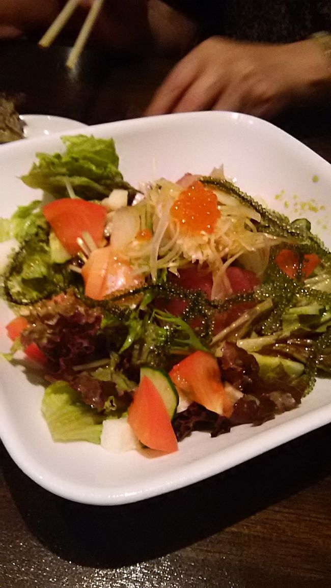 夜食は　予約しておいた　マグロ専門店ひとし　です<br /><br />まずは海鮮サラダ　<br /><br />その後いろいろ食べました