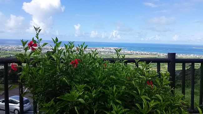 エメラルドの海を見る展望台　