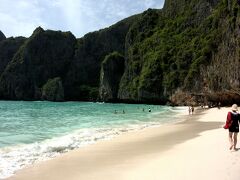 暑いので日陰を求めて、