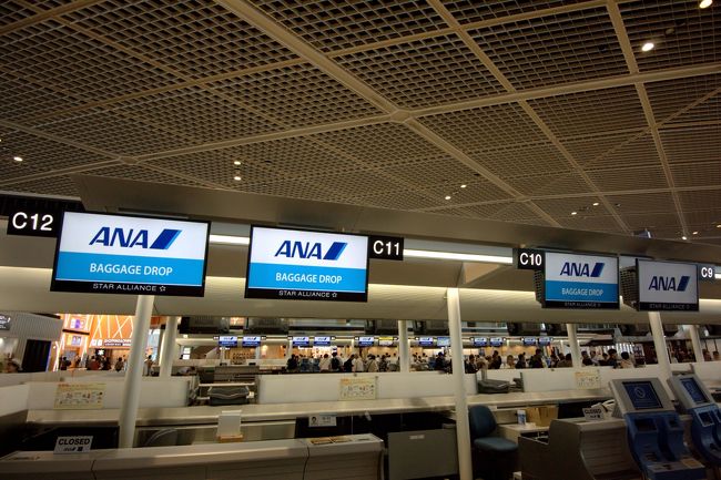 で、<br />香港までANAに振替になりバタバタしながら第１ターミナル。<br /><br />荷物はちゃんとプーケトまで直で行くのかキャセイとANAのカウンターでそれぞれ確認します。<br />受付の方も少々バタバタしている感じでしたが、どうやらちゃんとプーケットまで行ってくれるようす。<br /><br />ファーストのタグを付けてくれた。<br />おかげでプーケットではすぐに荷物が出てきた。