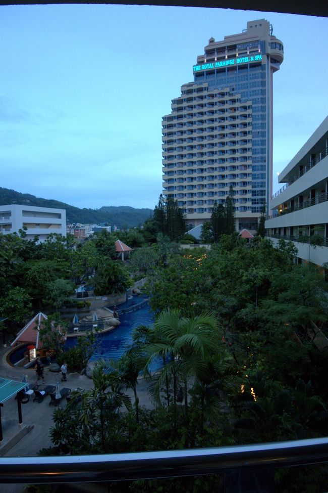 部屋からはプールビュー。<br /><br />正面の建物が本館。