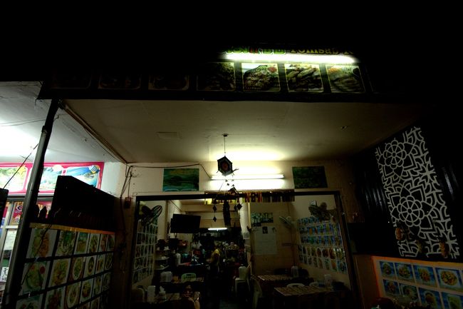 ホテル近くの食堂風のこのお店で夕食にします。