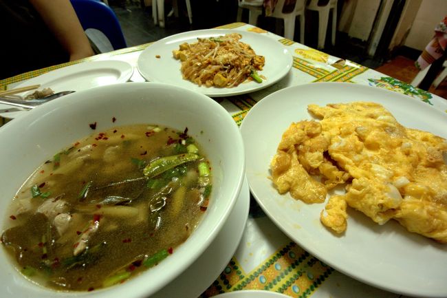 パクチーの効いたスープとイカのオムレツとパッタイ。<br /><br />タイ旅行の回を重ねるたびにパクチーが好きになってくる気がする。