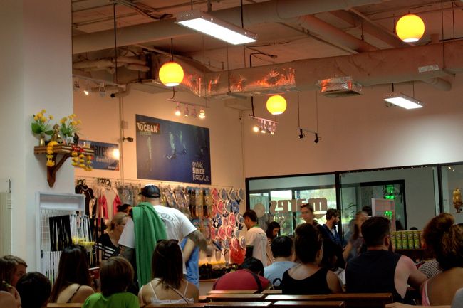 ２日目、ピピ島ツアーに行きます。<br /><br />Vマリンツアー。<br />２３００バーツ／１人。<br /><br />ブリーフィングの様子、国際色豊かです。