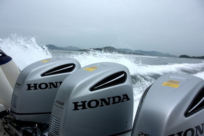 三基のホンダエンジンはフル回転。<br /><br />この日は海況が良い方だったのか揺れやバンプはそれほどでもなかった。