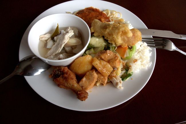 ランチはビュッフェスタイル。<br /><br />オイラの皿。