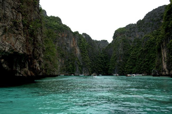 切り立つ岸壁に囲まれた、