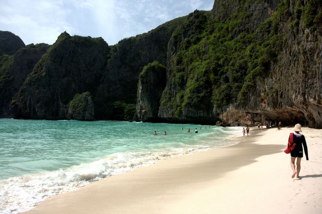 暑いので日陰を求めて、