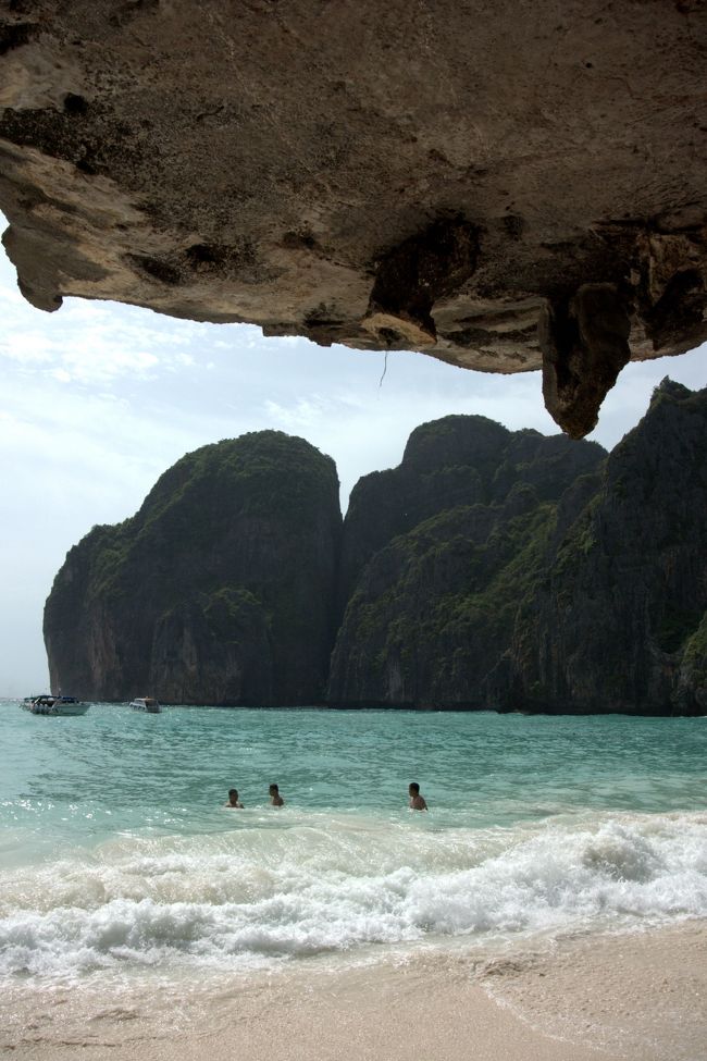 岩の下から海を眺めていると、