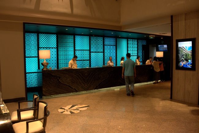 空港からはツアーなので送迎付き。<br /><br />ロイヤルパラダイスホテル。<br /><br />ロビー。