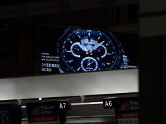 今回は個人手配より安かったのでツアーです。

第２ターミナルでEチケット受け取ります。

キャセイパシフィックで成田〜香港。香港〜プーケットがドラゴン航空のツアーでしたが、、、

成田〜香港の便が遅延。。