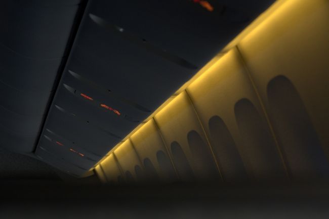 余裕があったはずの時間も手続きだけで消費してしまい、免税店でタバコだけ買って飛行機に乗り込む。<br /><br />朝から何も食っていないので「はら減った」。。。