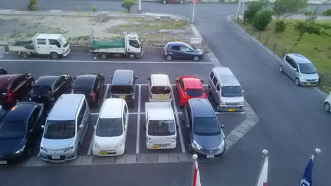 赤い車の横にあるのベージュのホンダライフが今回のレンタカー