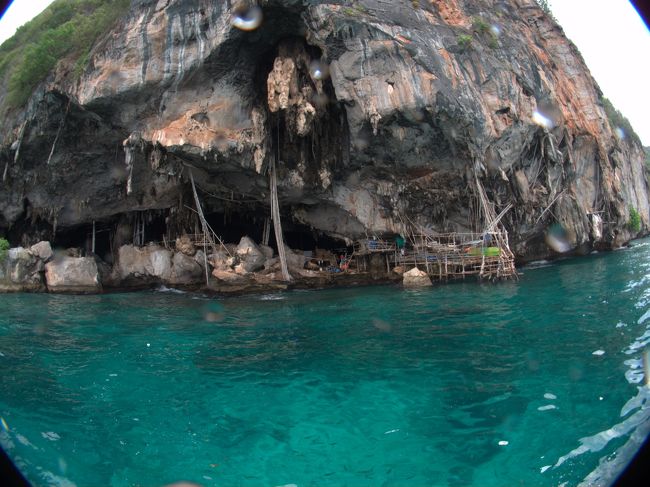 バイキングケーブ。<br /><br />ここはボートから観るだけ。