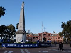ピンクのが大統領官邸カサ・ロサダ(Casa Rojada)。手前の塔の下の横断幕は「マルビナス はアルゼンチンの(領土)です」。フォークランド諸島のアルゼンチンでの呼称です。