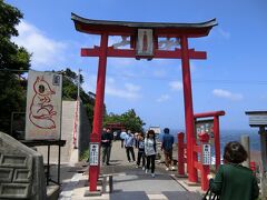 神社の入り口には赤い大きな鳥居があります。
幸いなことに、日曜日でしたが観光客はさほど多くありません。韓国や中国のうるさいツアー客も来ていませんでした。
では稲成神社をゆっくり観光しましょう。この鳥居を潜った先には・・・。
