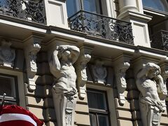 そして、チカラを合わせ建物を支えてる方々発見。（おつかれさまです）