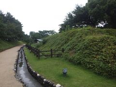 さて、伊佐爾波神社から５分くらい路地を歩き、道後公園に来ました。湯築城のほうが個人的にはわかりやすいのですが、その城の遺構、土塁とか空堀とかが復元されていたりします。