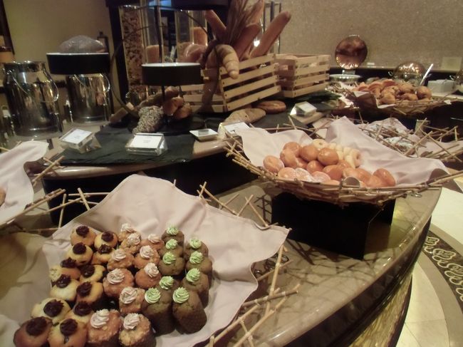 8時半に朝食を食べに行きます