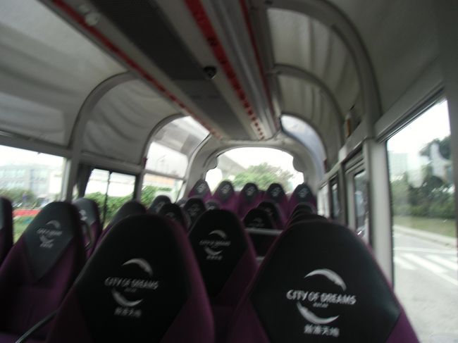 シャトルバス乗り場まで迷って、やっと着いたら、シントラホテル行きは11時半からと言われてしまった。<br />