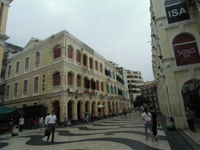 聖ポール寺院を目指します。<br /><br />周りは相変わらず大陸の人がいっぱい。