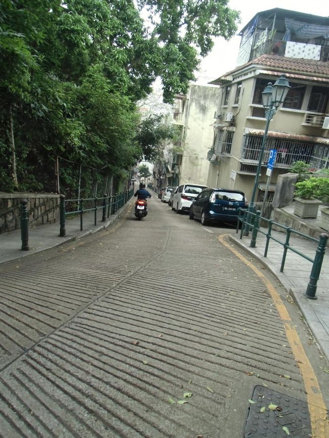 暑くてちょっと脱水ぎみ<br /><br />この後ウエルカムスーパーを見つけたので、飲み物を買ってちょっと一休み。