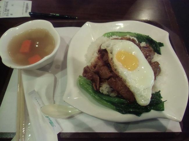 食べたもの。<br />昨日のシェラトンのフードコートよりはマシかな