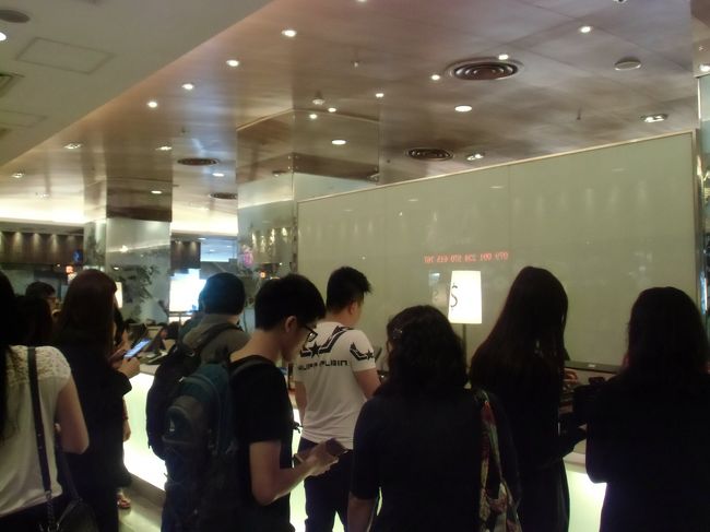 あまり大きなフードコートではないけど、昼時だからか結構な人でにぎわっていた