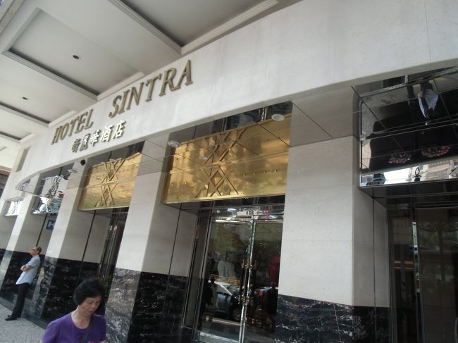 ヤオハンのすぐ近くのシンドラホテルに来たら、ちょうどシティオブドリームス行きのバスが来た